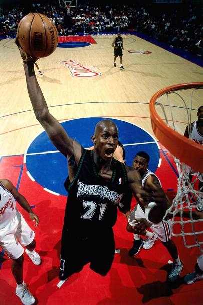 In azione contro i Los Angeles Clippers nel 1998 (Getty Images)